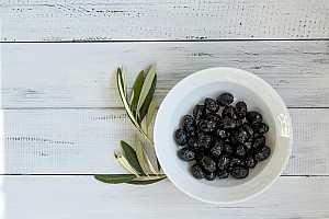 Prunes Complete Guide – Benefits, Uses, Comparison, Dosage & Best Time